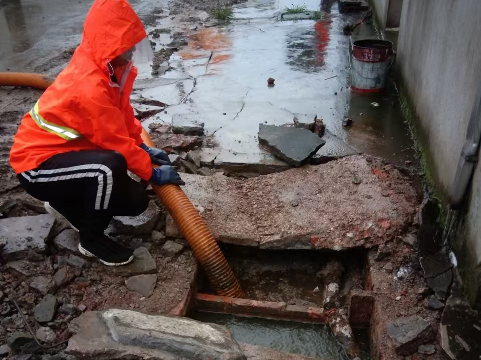 博爱专业清理污水池 炜誉市政以规范流程守护城市 “肠道”