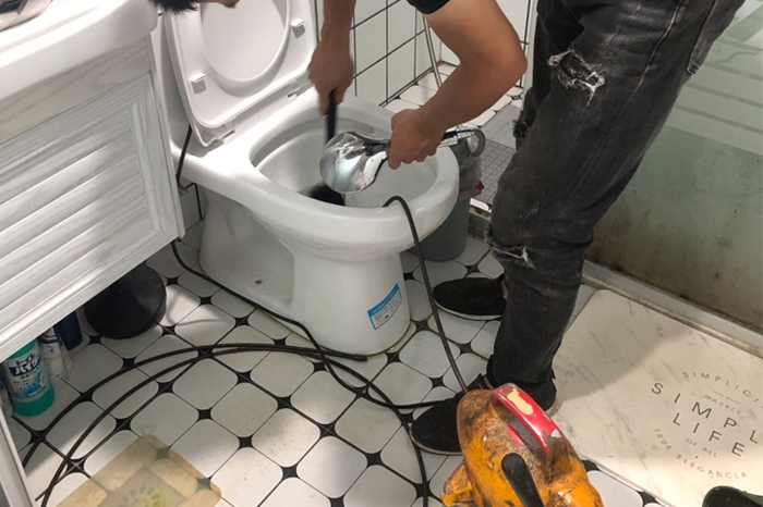 博爱马桶堵塞自己疏通还是找师傅?专业上门服务让你省时更省心
